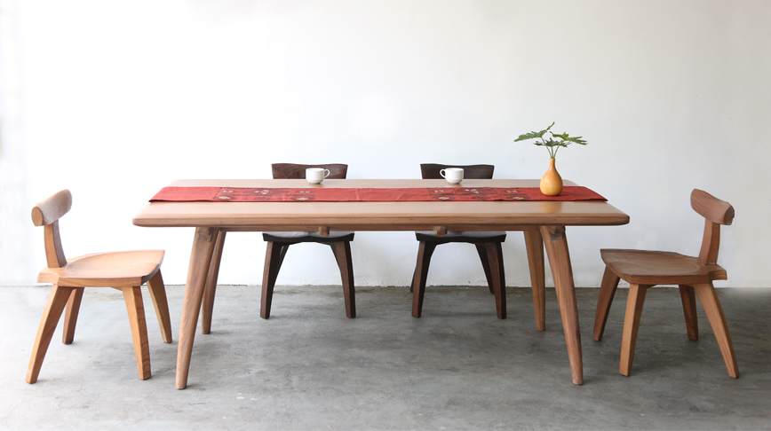 Live:New Classic Dinning Table
-